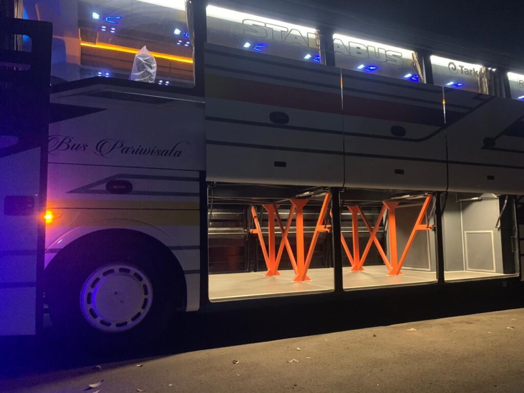 Bagasi bawah armada bus pariwisata untuk barang rombongan