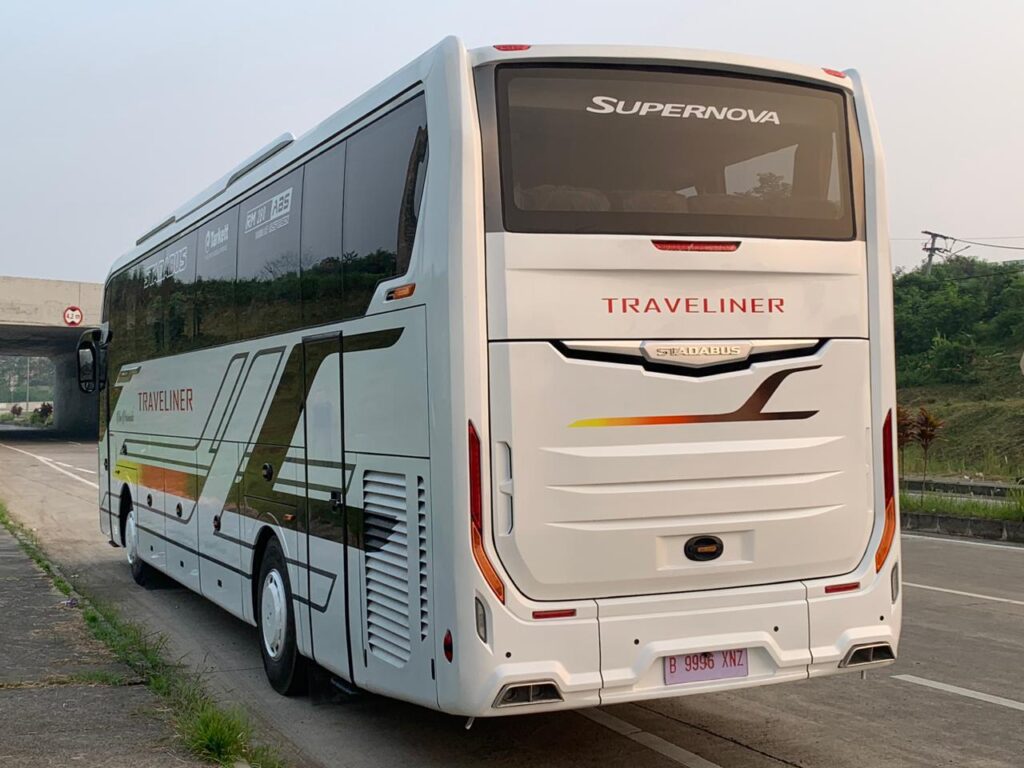 Bus pariwisata medium untuk rombongan berukuran menengah