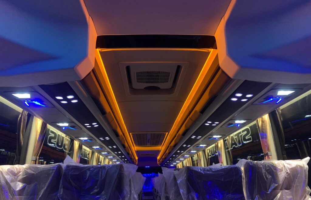 Kabin bus pariwisata dengan penerangan untuk perjalanan malam