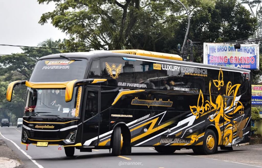 Sewa bus pariwisata Subulussalam Insan Global melintas di jalan antar kota