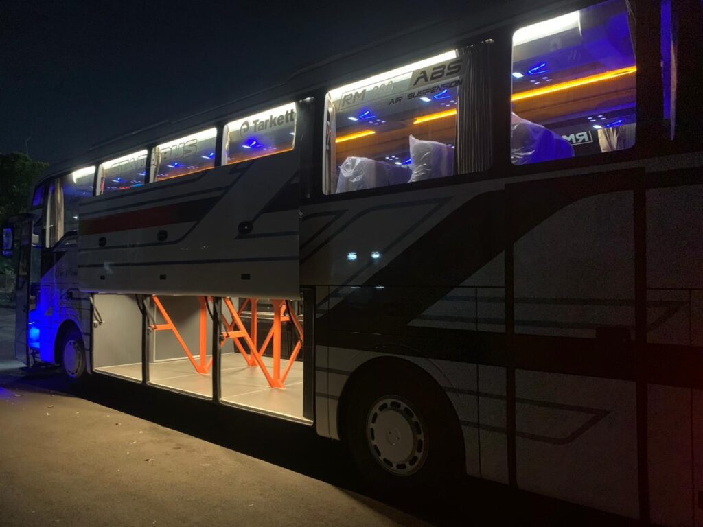 Armada bus pariwisata terparkir di pool Subulussalam Insan Global