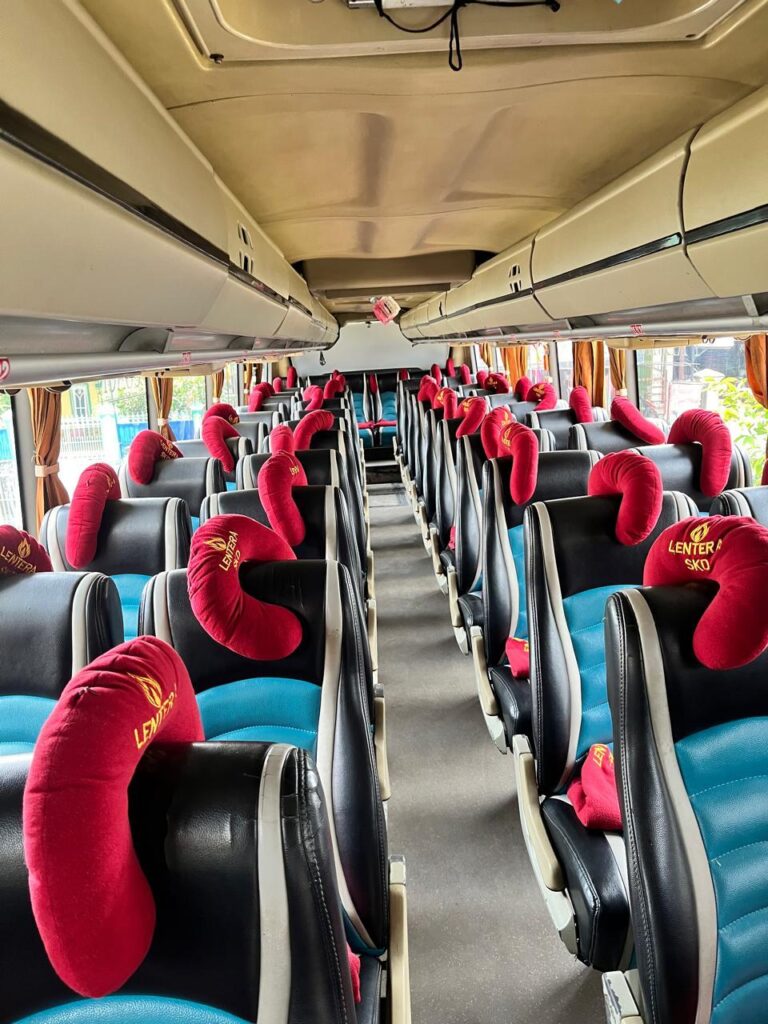 Kabin bus pariwisata dengan kursi reclining dan sandaran kepala