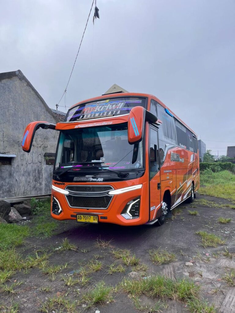 Bus pariwisata besar Subulussalam Insan Global siap berangkat dari pool