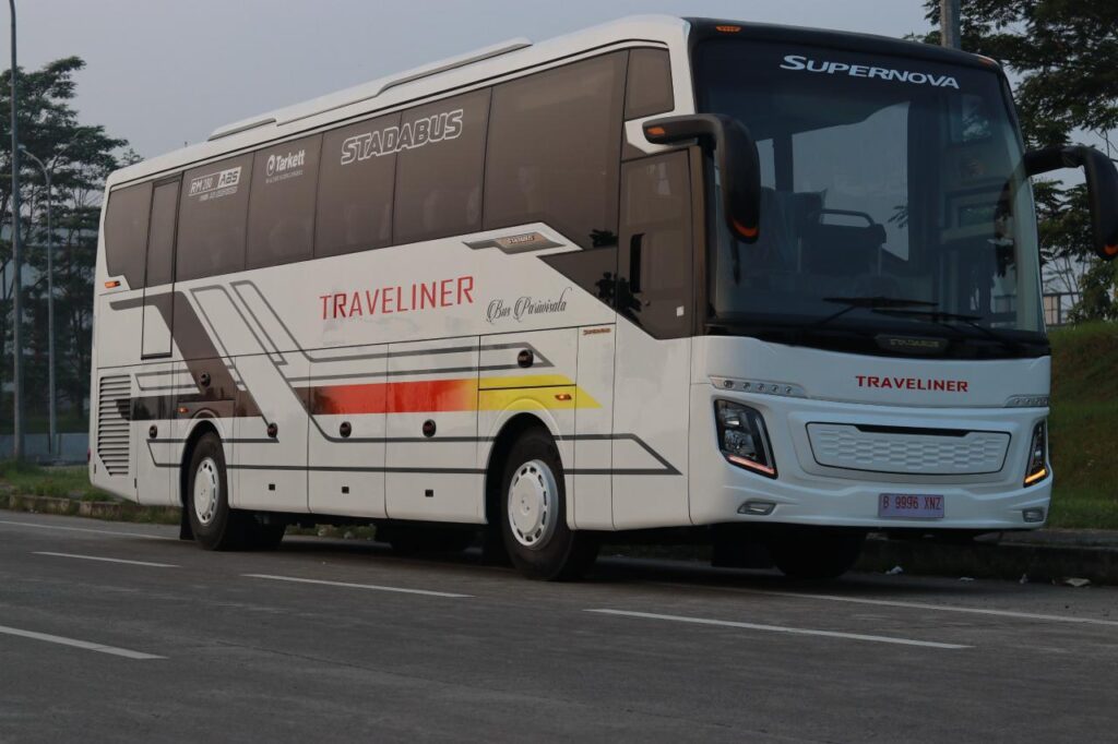 Bus milik perusahaan bus pariwisata Subulussalam Insan Global di jalan raya